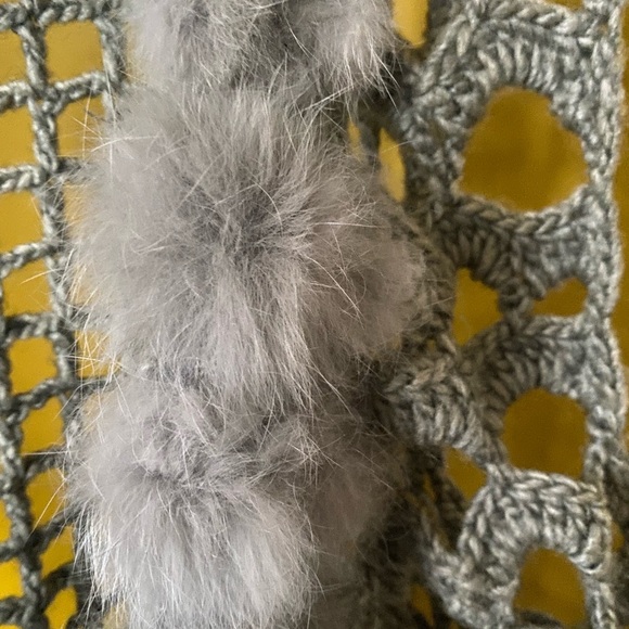 Vintage crochet lace vest with fur trim - Picture 3 of 3